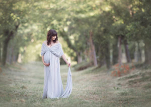 photo femme enceinte dans la forêt robe princesse