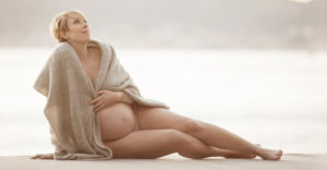photo femme enceinte plage hiver echarpe nue