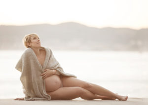 photo femme enceinte plage hiver nue