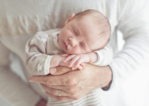 photo bébé dans les mains de papa
